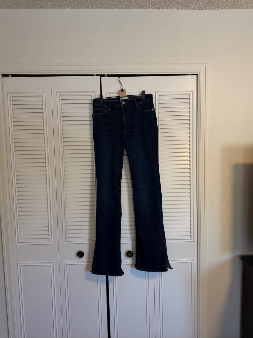 Frame Le Mini Boot - stretch Bootcut Jeans with outseam slit - size 28